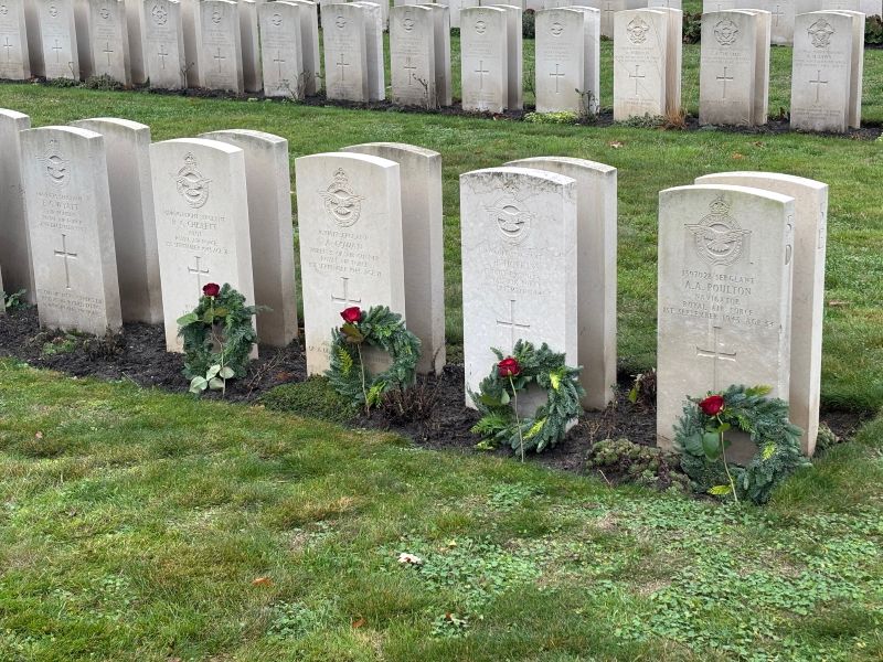 Stirling_EF401_crew_graves