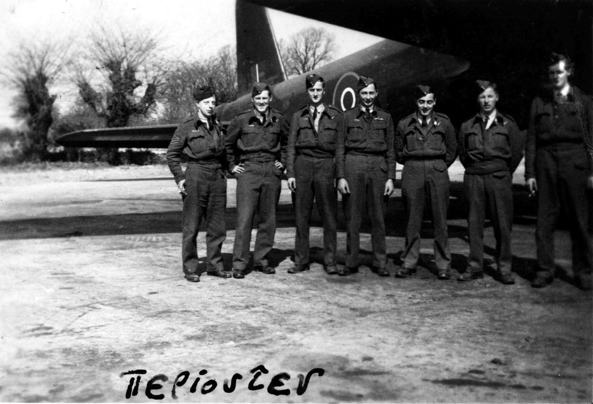 Stirling_EH699_crew_1943