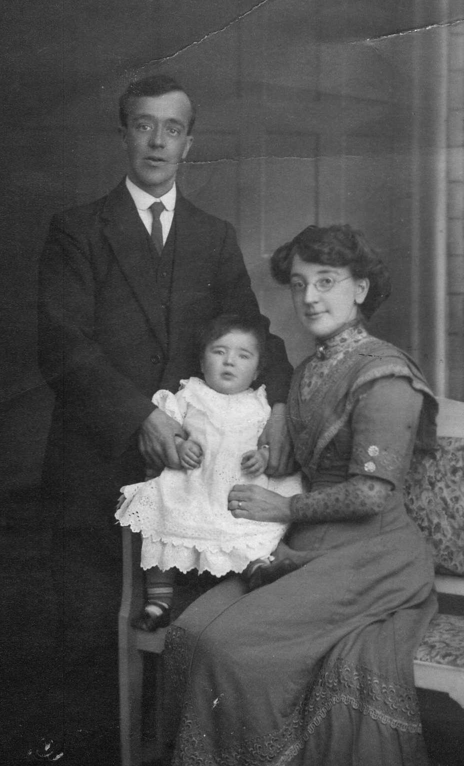 Skeels_William_Robertwith_wife_Beatrice_and_daughter_Beatrice_in_1915